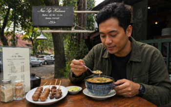 "Sajian hangat Nasi Sop Halimun Bandung dan sate telur puyuh"