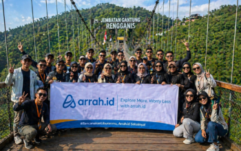 peserta open trip ciwidey arrahid berfoto di jembatan gantung rengganis bandung selatan dengan pemandangan alam hijau
